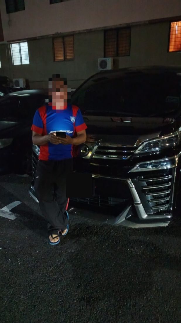 Customer with the Vellfire at an apartment car park