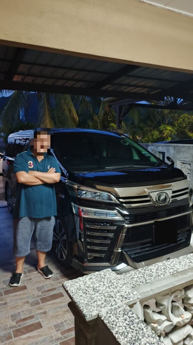 Customer with the Vellfire in a home porch