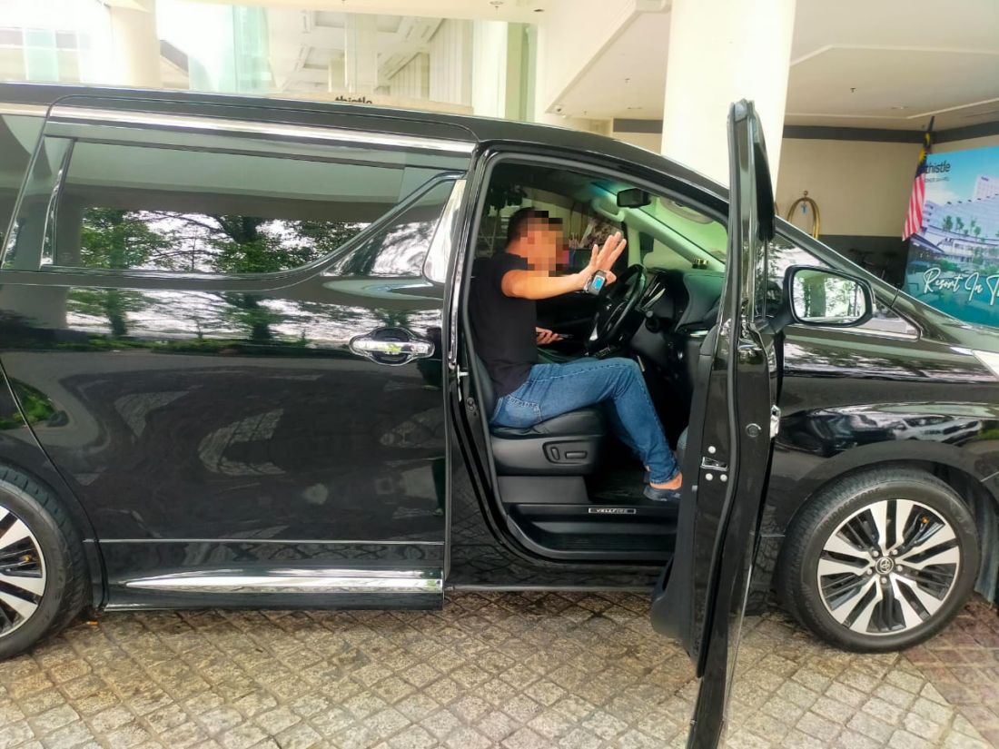 Customer in the driver's seat at a hotel entrance